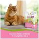 Eine getigerte Katze sitzt neben einem Beutel mit "Ich liebe meine Katze" Hühnerfutter, beschriftet mit "Huhn Fit für kastrierte Katzen", das Vitalität für energiegeladene Katzen fördert.