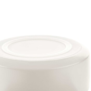 Eine schlichte weiße Haustierfutterschüssel von oben betrachtet, mit einem glatten, runden Design und einem leicht erhöhten Rand.