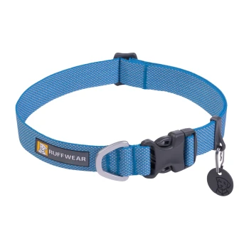 Blaues Hundehalsband mit strukturiertem Design, mit einer schwarzen Schnalle und einem Etikett mit einem Hundelogo, beschriftet mit "RUFFWEAR."