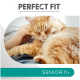 Une personne caresse un chat tigré orange détendu sur ses genoux, avec le texte "PERFECT FIT™" et "SENIOR 11+" accompagné d'un slogan de santé en allemand.