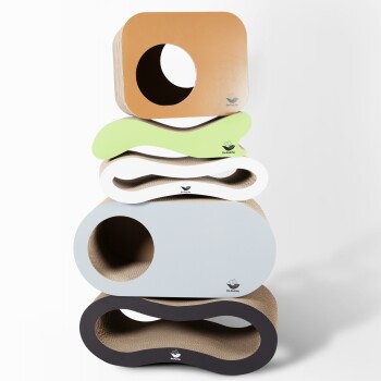 Gestapelte Katzenkratzmöbel in verschiedenen Farben: braun, grün, weiß, hellblau und schwarz, mit runden und ovalen Öffnungen.