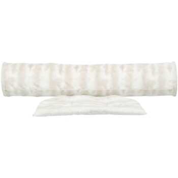 Ein weiches, plüschiges Haustierbett mit einem langen zylindrischen Bolster und einem flachen Kissen, beide in einem hellen Beigeton mit einem subtilen Muster.