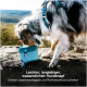 Ein Hund, der eine hellblaue, wasserdichte, zusammenklappbare Hundeschüssel auf einer felsigen Oberfläche schnüffelt, mit deutschem Text, der ihre Eigenschaften bewirbt.