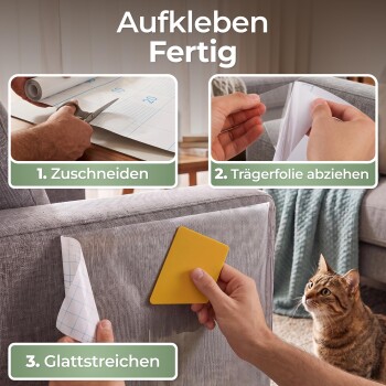 Hände, die eine Klebefolie auf einem Sofa mit einem gelben Rakel glattstreichen, während eine Katze zuschaut; deutscher Text: 'Aufkleben Fertig'.