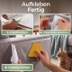 Hände, die eine Klebefolie auf einem Sofa mit einem gelben Rakel glattstreichen, während eine Katze zuschaut; deutscher Text: 'Aufkleben Fertig'.