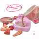 Hand gießt BegBuddy Haustiereis-Mix in eine rosa Form mit Erdbeeren und dem Text "Einfaches Anrühren im Becher!"