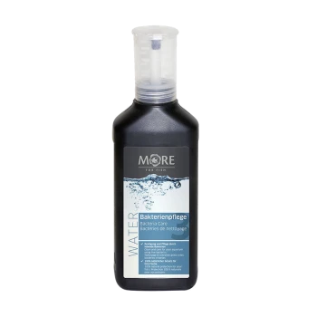 Bouteille noire de "MORE for fish" Bacteria Care, avec des graphiques aquatiques et du texte en allemand et en anglais, promouvant la propreté de l'aquarium.