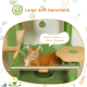 Eine entspannte orangefarbene Katze liegt auf einer großen, weichen Hängematte mit einem Stahlrahmen, die 51 cm breit und 41 cm hoch ist, umgeben von grünem und beigem Stoff.