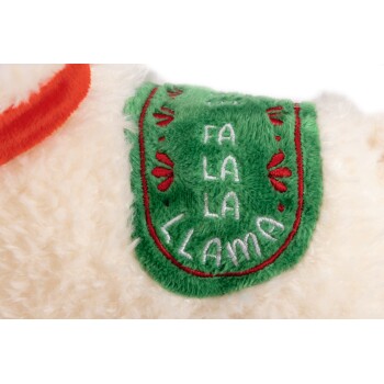 Close-up van een pluchen lama-speelgoed met een groene patch geborduurd met "Fa La La Llama" in witte en rode draad.