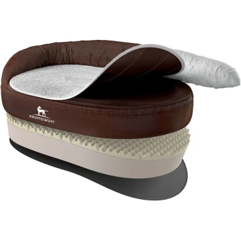 Ein plüschiges Hundebett mit einer braunen Außenschicht, mit einer abnehmbaren weißen Oberseite und einer strukturierten Schaumstoffbasis, beschriftet mit "KNUFFELWUFF."