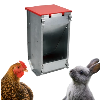 Metall-Futterautomat mit rotem Deckel, gezeigt mit einer Henne links und einem grauen Kaninchen rechts auf weißem Hintergrund