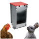 Metall-Futterautomat mit rotem Deckel, gezeigt mit einer Henne links und einem grauen Kaninchen rechts auf weißem Hintergrund