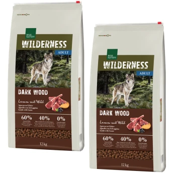 Zwei Säcke "Wilderness Adult Dark Wood" Hundefutter, mit einem Wolf und einem Hund auf der Verpackung, die 60% Lamm und Wild hervorheben.