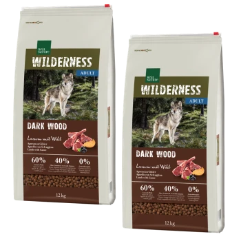 Deux sacs de nourriture pour chiens 'Wilderness Adult Dark Wood', présentant un loup et un chien sur l'emballage, mettant en avant 60% d'agneau et de gibier.