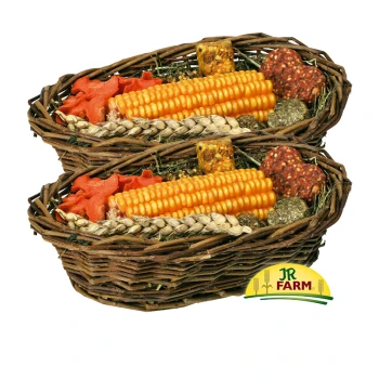 Zwei geflochtene Körbe gefüllt mit bunten Haustierleckereien, darunter Mais, karottenförmige Snacks und verschiedene Samen, mit einem JR Farm-Logo.