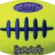 Nahaufnahme eines neon-gelben KONG AirDog-Quietscherballs mit lila Schnürsenkeln, zeigt die Aufschriften 'KONG AirDog' und 'SQUEAKER'.
