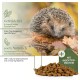 Igel auf Herbstlaub neben einem Haufen Kroketten; Verpackungstext: 'Getreidefrei', '100% Natürlich', 'Mit Insekten-Protein' – getreidefreies Igelfutter.