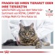 Eine getigerte Katze auf einem Untersuchungstisch schaut in die Kamera, während ein Tierarzt ihre Pfote hält, mit Text über die veterinärmedizinische Ernährung von Royal Canin.
