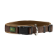 Braunes Hundehalsband mit einer schwarzen Schnalle und einem metallischen D-Ring, mit einem grünen Logo-Patch "HUNTER".