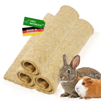 Drei aufgerollte Naturfaser-Käfigmatten mit Etiketten ‚100% NATÜRLICH‘ und ‚MADE IN GERMANY‘, abgebildet mit Kaninchen und Meerschweinchen.