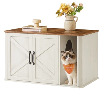 Eine flauschige Katze mit einem orangefarbenen Halstuch schaut aus einem weißen Holzhaustierhaus mit braunem Dach, dekoriert mit Blumen und Büchern.