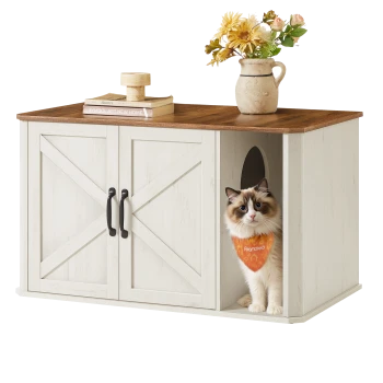 Eine flauschige Katze mit einem orangefarbenen Halstuch schaut aus einem weißen Holzhaustierhaus mit braunem Dach, dekoriert mit Blumen und Büchern.