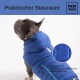 Ein Französischer Bulldogge in einer blauen Daunenjacke mit Kapuze und Reißverschlusstasche. Text: "Praktischer Stauraum" und "Tasche mit Reißverschlüssen."
