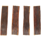 Vier Streifen getrockneter Rinderjerky für Hunde, die eine zähe Textur und eine reichhaltige braune Farbe zeigen, ideal als Haustierleckerei.