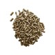 Ein Haufen kleiner, dunkelgrüner, zylindrischer Tierfutterpellets auf einem weißen Hintergrund.