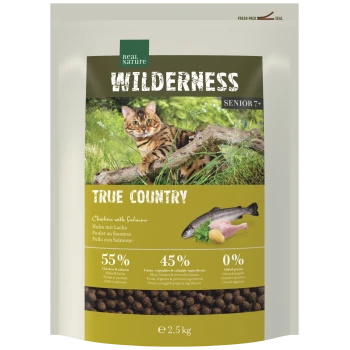 Beutel Real Nature Wilderness True Country Senior 7+ Katzenfutter mit Katzenfoto sowie Huhn- und Lachsabbildung, 2,5 kg.
