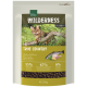 Beutel Real Nature Wilderness True Country Senior 7+ Katzenfutter mit Katzenfoto sowie Huhn- und Lachsabbildung, 2,5 kg.
