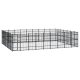 Schwarzer Metallspielzaun für Haustiere mit einem Tor, entworfen für den Außenbereich, mit hohen vertikalen Stangen und einem geräumigen rechteckigen Layout.