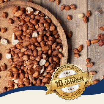 Eine Holzschüssel gefüllt mit verschiedenen Erdnüssen, einige geschält, auf einer Holzoberfläche, mit einem Abzeichen, das "Beste Qualität - 10 Jahre" liest.
