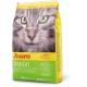 Nahaufnahme eines Katzenkopfes auf einer gelb-grünen Josera Sensicat Katzenfuttertüte, hebt die leichte Verdauung und die Vorteile gegen Haarballen hervor.