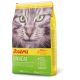 Nahaufnahme eines Katzenkopfes auf einer gelb-grünen Josera Sensicat Katzenfuttertüte, hebt die leichte Verdauung und die Vorteile gegen Haarballen hervor.