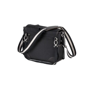 Schwarze Haustiertragetasche mit verstellbarem Schultergurt und silbernen Beschlägen, mit einem Reißverschluss oben und einer Fronttasche.