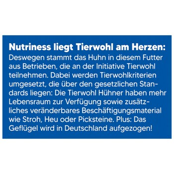 Nutriness Haustierfutter fördert das Tierwohl, mit Hähnchen von Betrieben in der Initiative Tierwohl, die bessere Lebensbedingungen und Bereicherung gewährleisten.