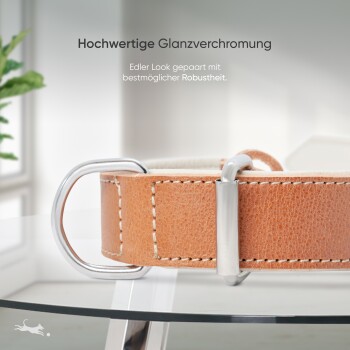 Nahaufnahme eines braunen Leder-Haustierhalsbands mit verchromtem Zubehör, das den Text "Hochwertige Glanzverchromung" und "Edler Look" zeigt.
