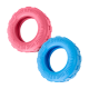 Roze en blauwe, bandvormige rubberen hondenspeeltjes met geribbelde, in reliëf aangebrachte letters langs de randen op een witte achtergrond.