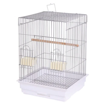 Transportkäfig Eos hellgrau Ein silberner Drahtvogelkäfig mit einem Holzsitz und zwei Futterbechern, der auf einer weißen Kunststoffbasis ruht.