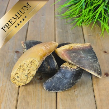 Getrocknete, gefüllte Rinderhufe als Hundekauartikel auf einem Holzbrett mit goldenem „PREMIUM“-Banner