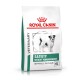 Royal Canin Veterinärdiätbeutel für kleine Hunde, beschriftet mit "Sättigung Gewichtsmanagement", mit einer schwarz-weißen Hundillustration.