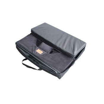 Schwarze Tragetasche für Haustiere mit weichem Innenraum, ausgestattet mit einem kleinen Kissen und einem Logosticker, teilweise geöffnet, um den Inhalt zu zeigen.