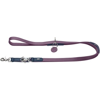 Lila Hundeleine mit marineblauer Einfassung, silbernen, drehbaren Karabinern, rundem lila Anhänger mit Hundesilhouette und kleinem Metallmarkenlabel.