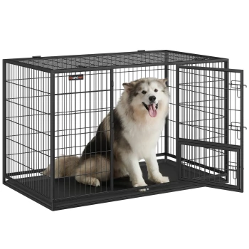 Ein großer, glücklicher Hund sitzt in einer geräumigen schwarzen Metallhundebox mit offener Tür, die ihr robustes Design und ihren Komfort zeigt.