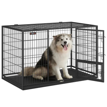 Ein großer, glücklicher Hund sitzt in einer geräumigen schwarzen Metallhundebox mit offener Tür, die ihr robustes Design und ihren Komfort zeigt.