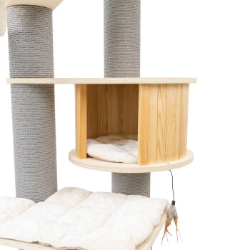 Holz-Kratzbaum mit grauen, mit Sisal umwickelten Pfosten, einer gemütlichen, geschlossenen Höhle mit Kissen und einem darunter hängenden Feder-Spielzeug.