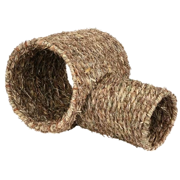 Tunnel pour animaux en herbe tissée naturelle, avec deux ouvertures cylindriques connectées pour que les petits animaux jouent et se cachent.