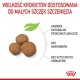 Granulki karmy dla zwierząt z polskim tekstem: "Rozmiar granulatu dla małych szczeniąt," z naturalnymi przeciwutleniaczami, bez barwników i sztucznych aromatów.