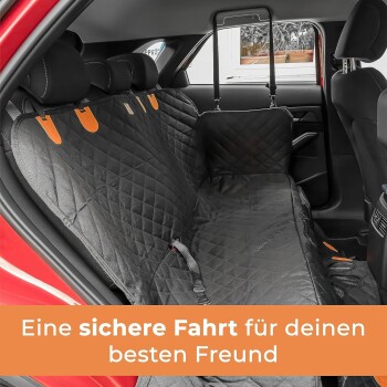 Schwarze, gesteppte Haustiersitzbezug im Rücksitz eines Autos mit orangefarbenen Clips, mit dem Text 'Eine sichere Fahrt für deinen besten Freund' am unteren Rand.